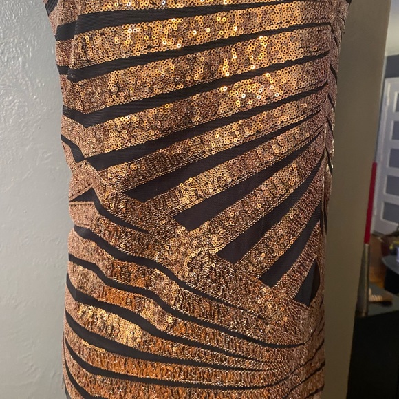 LAVISH Geometric Copper/Black Sequin Top - Picture 13 of 16